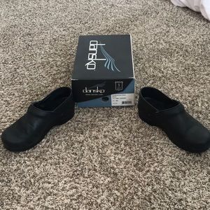 Dansko women’s nursing clogs-oiled black-used